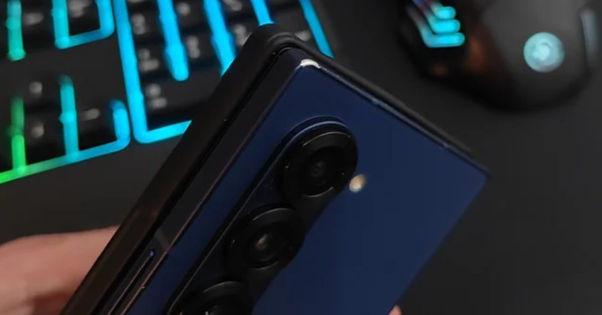 Samsung Galaxy Fold Paint Peel Off Issue