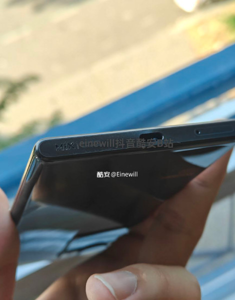 Take a look at Xiaomi’s first button-less phone that will never see the light of day Xiaomi button-less phone -3